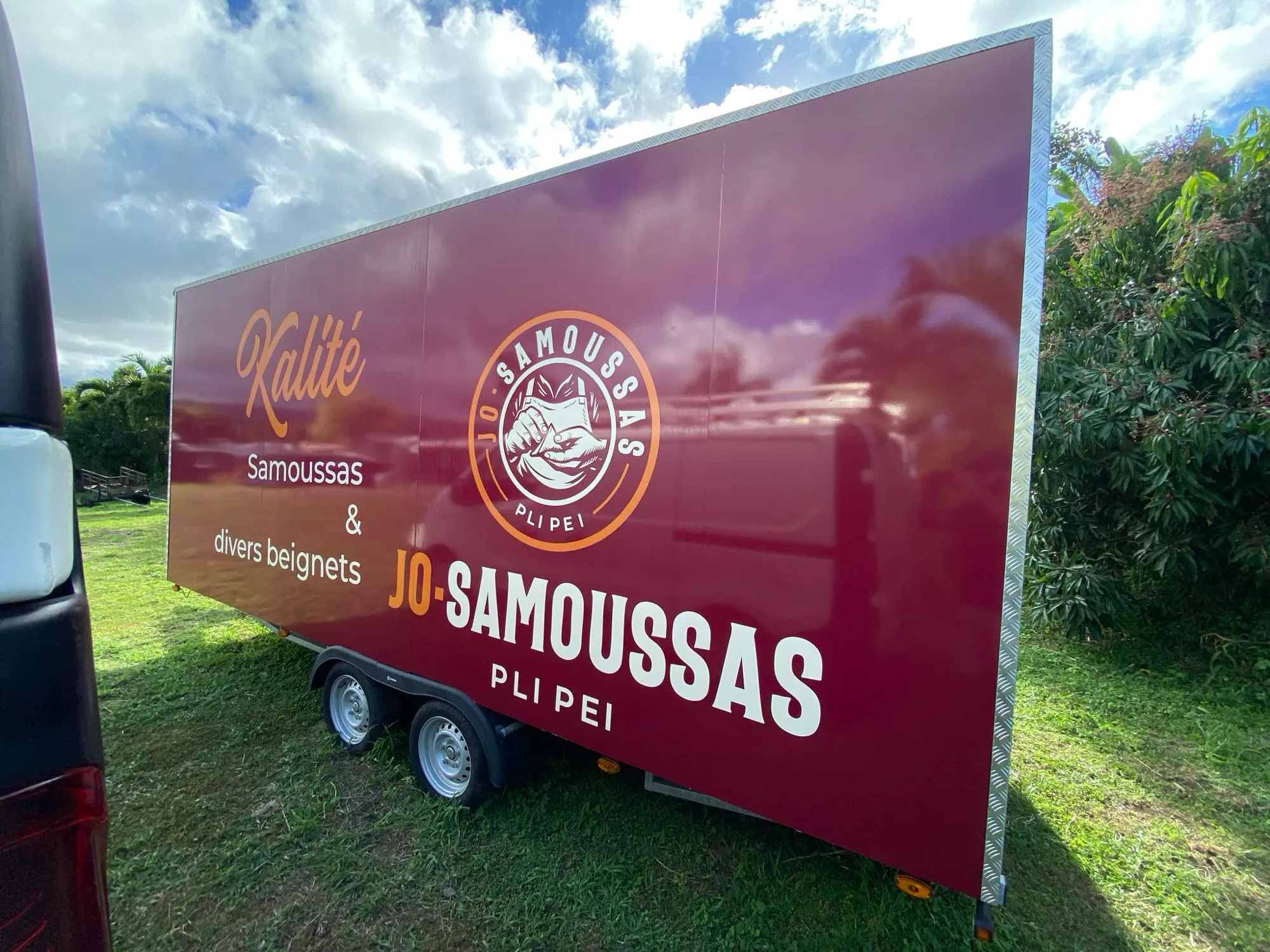 Roulotte de snack Jo-Samoussas entièrement habillée en bordeaux