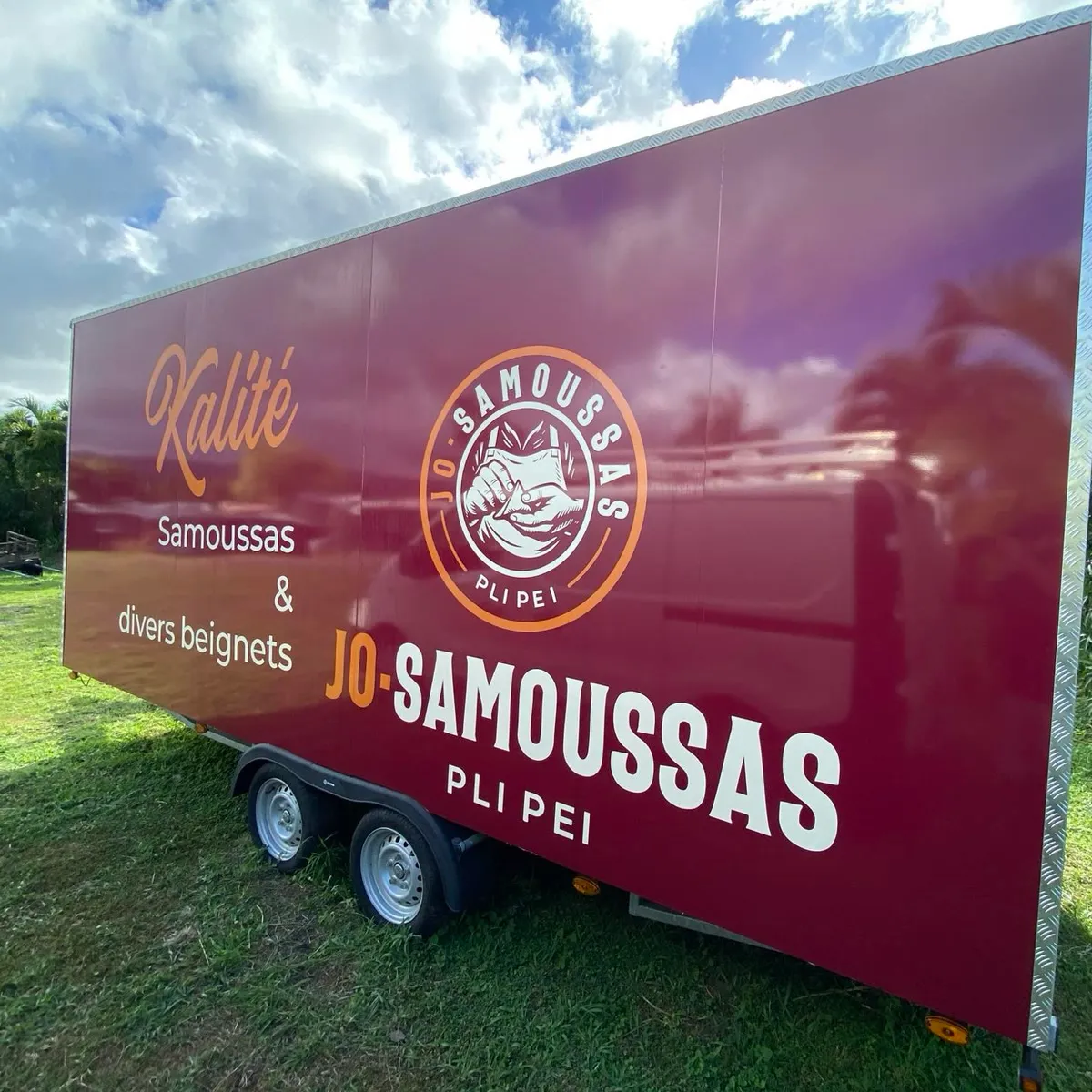 Roulotte de snack Jo-Samoussas entièrement habillée en bordeaux