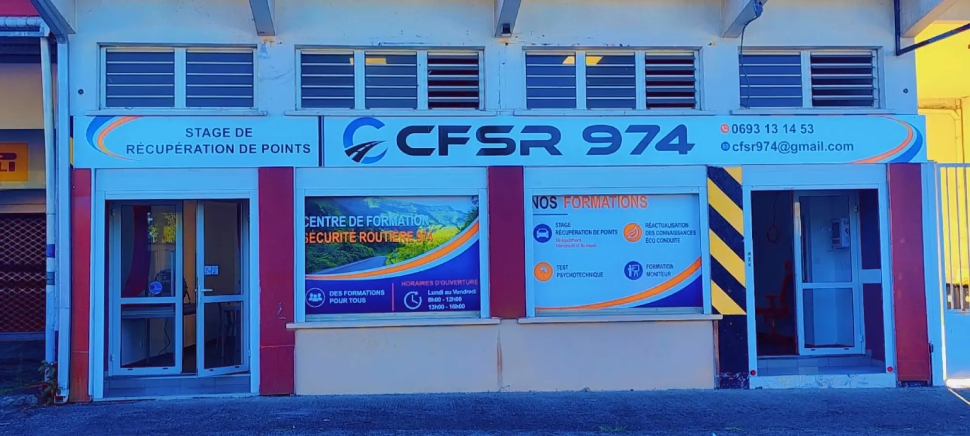 Façade du centre de formation CFSR 974 avec enseigne bandeau et vitrines habillées en vinyle