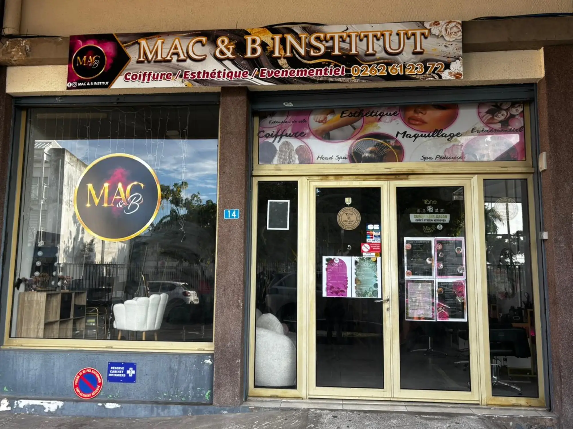 Façade de l'institut de beauté Mac & B : enseigne bandeau noir et or, grand logo en vitrophanie et imposte décorée