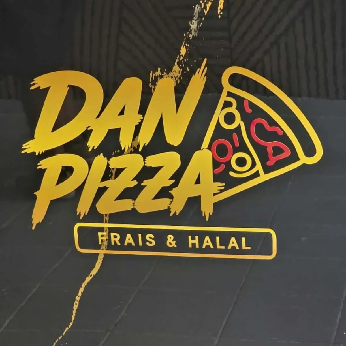 Lettres découpées dorées Dan Pizza, Frais & Halal, sur mur sombre