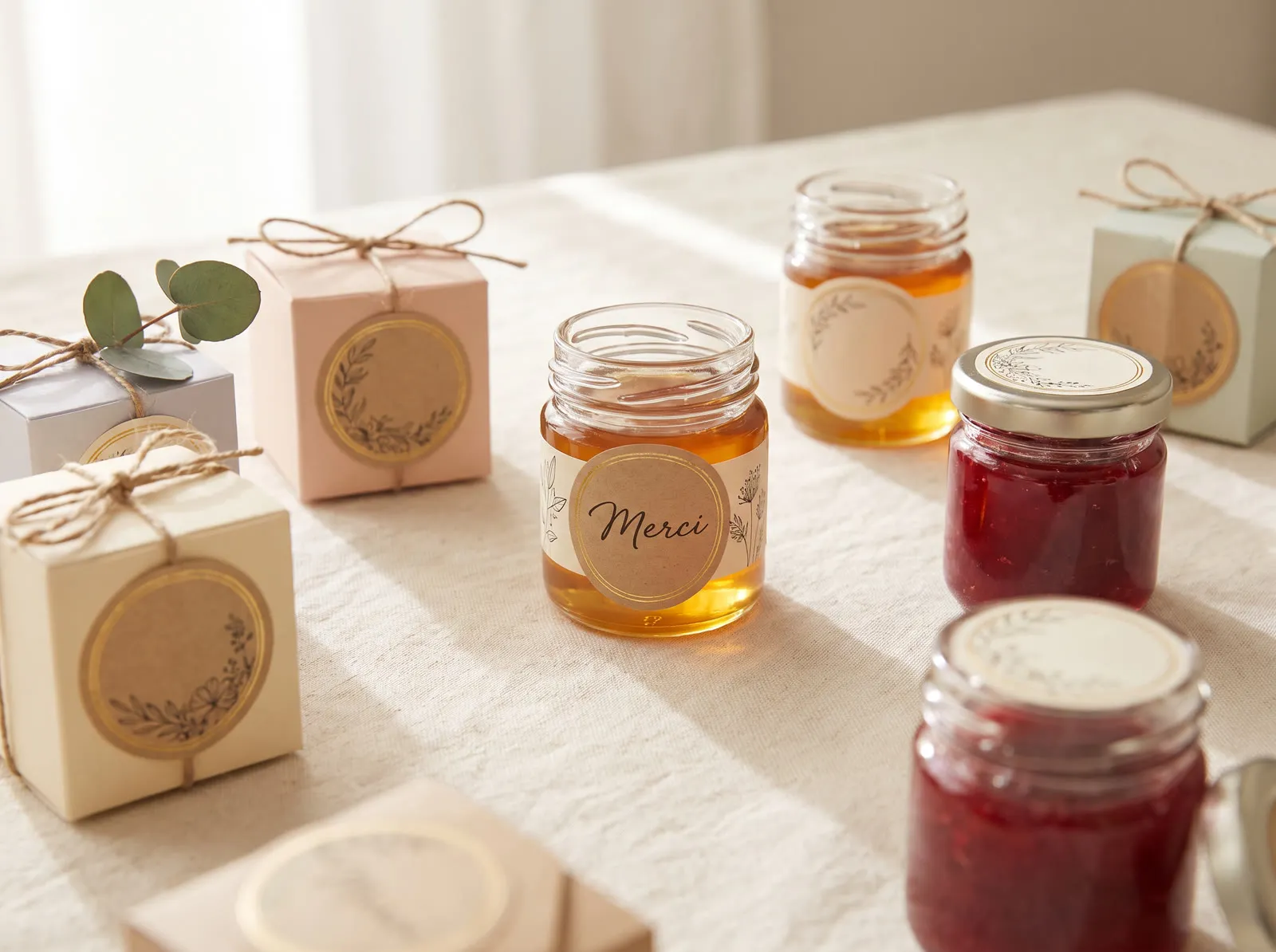 Pots et boîtes cadeaux avec étiquettes « Merci »