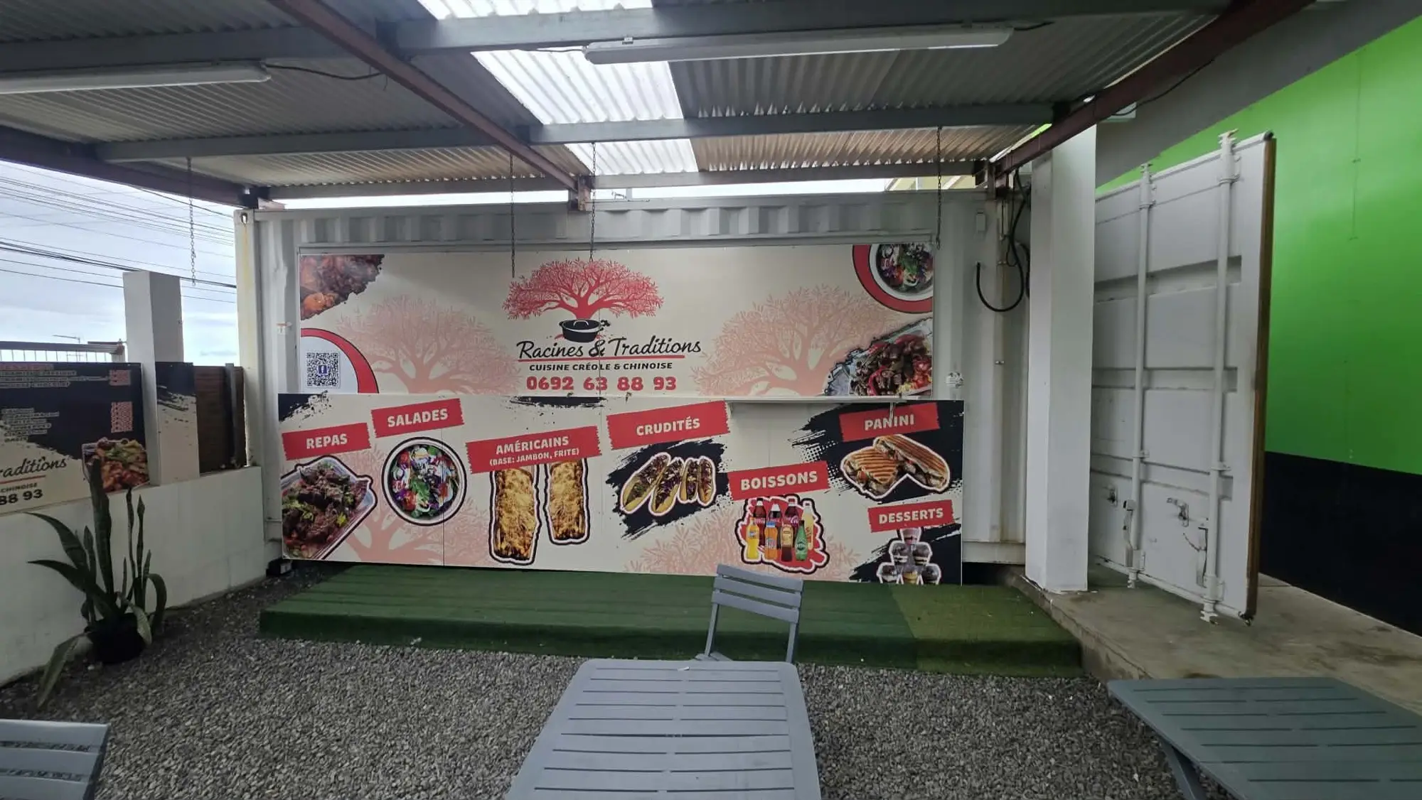 Container Racines & Traditions vu de face, avec le visuel menu imprimé et les portes ouvertes