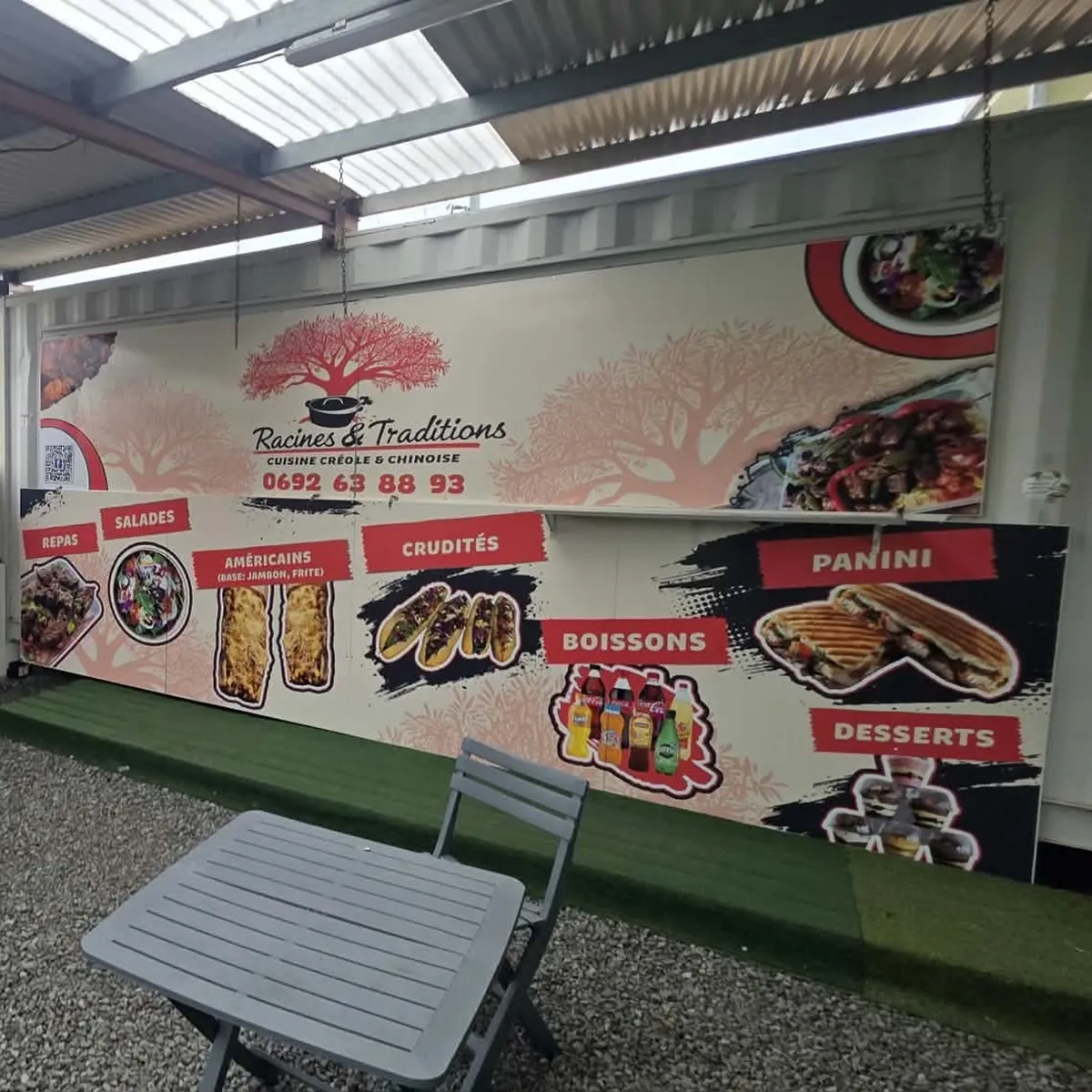 Container de restauration Racines & Traditions habillé d’un menu imprimé en grand format