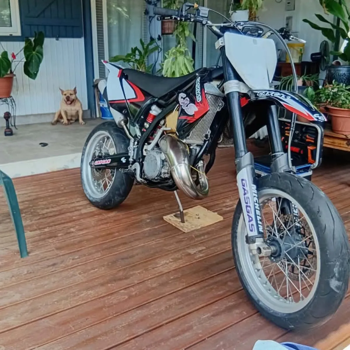 Moto GasGas équipée d’un kit déco sur-mesure
