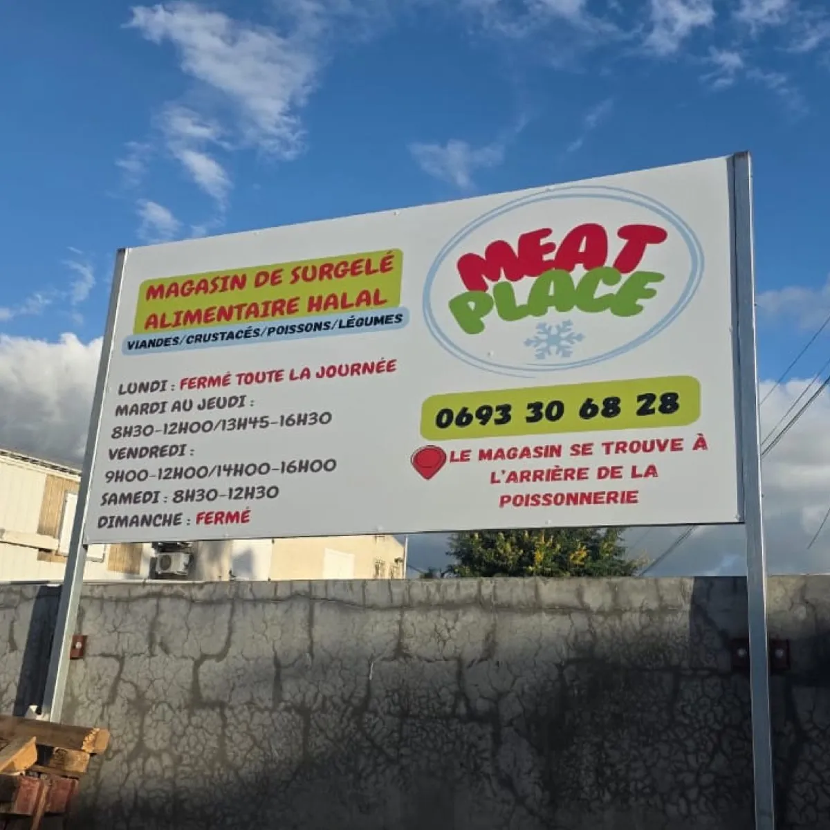 Panneau sur pieds Meat Place avec horaires et plan d’accès