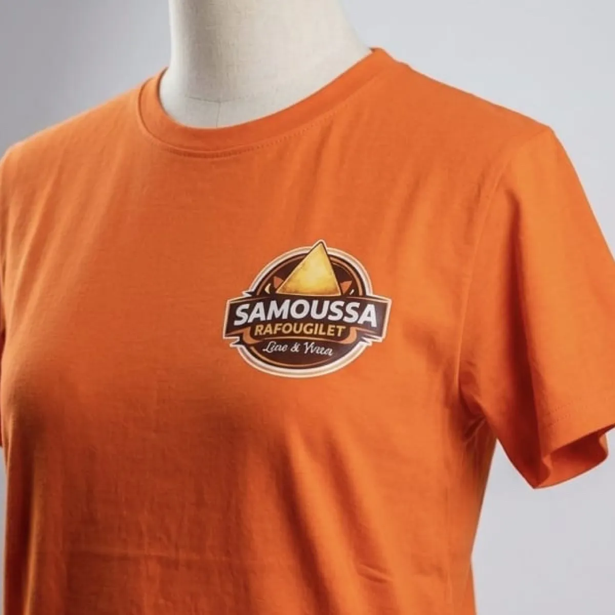 Logo Samoussa Rafougilet floqué sur un t-shirt orange